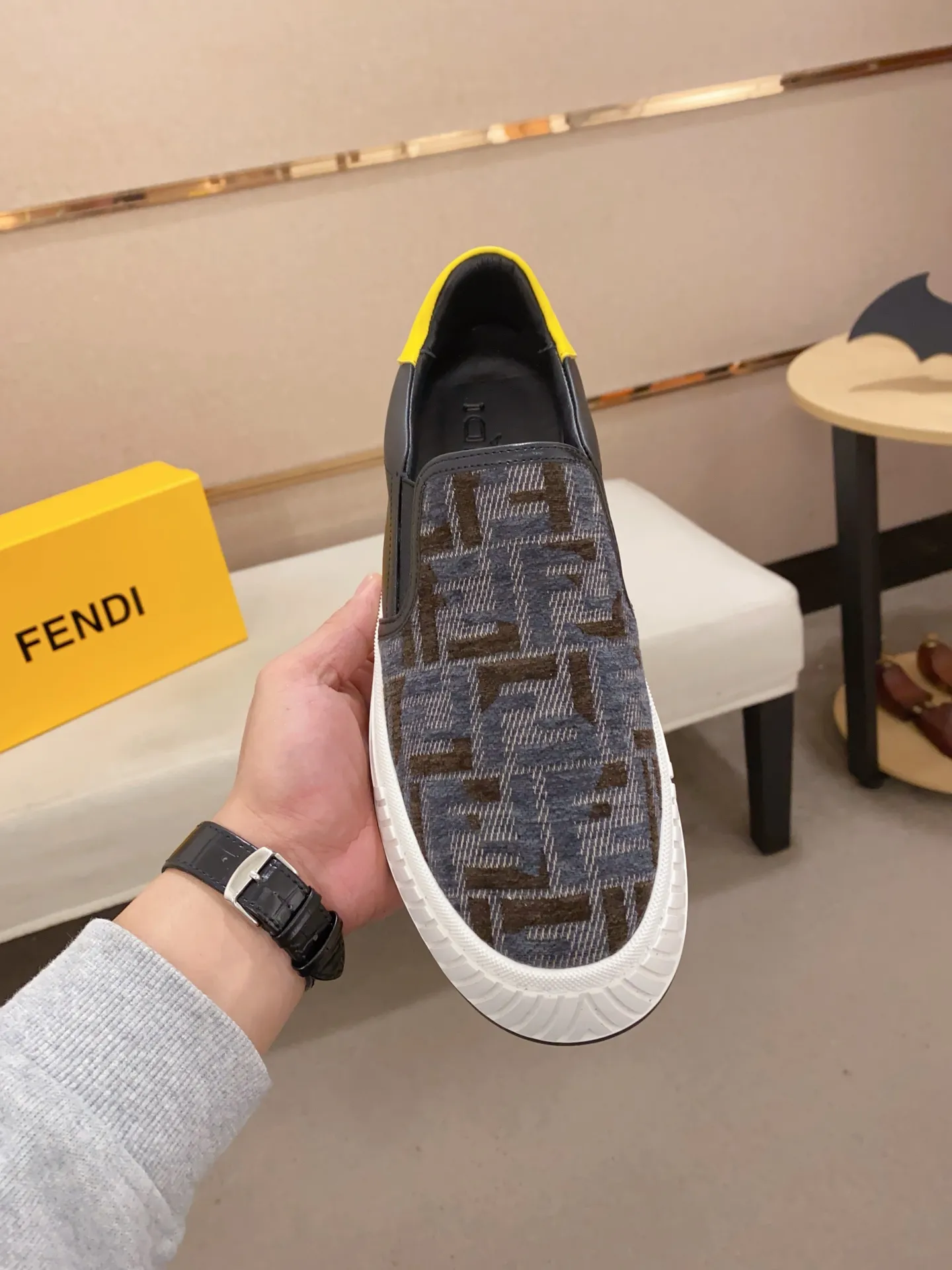Men's shoes 💰 400💰 (fendi) New style 👊🏻 upper 🇮🇹 imported cowhide fabric 🇩🇪 lining imported sheepskin lining. The original outsole is molded to highlight the identity of every man, and the upper foot is elegant and stable🚶🏻🚶🏻The high-end custom counters reproduce the original version📯No matter the wind or rain, the shoe last remains unchanged and can withstand the verification of time🔍️,🔵 Size: 38-44